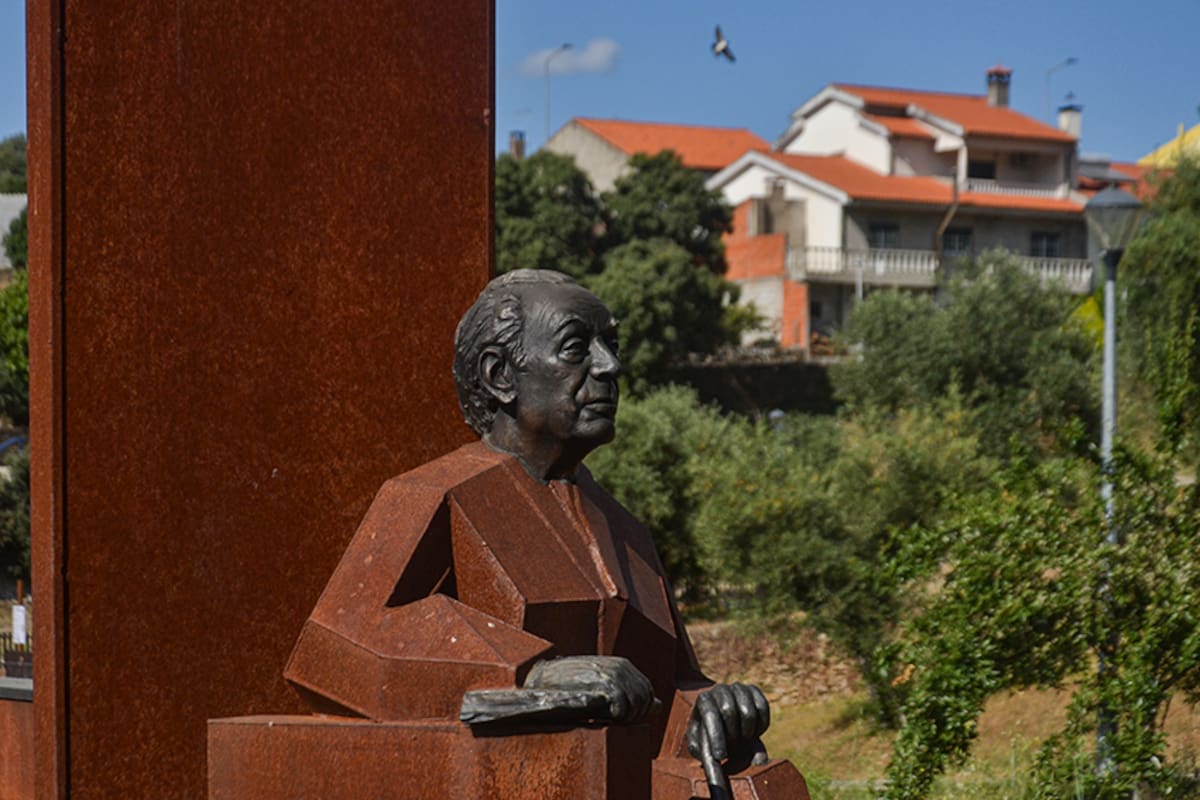 La estatua de Jorge Luis Borges en el pueblo natal de su bisabuelo paterno, Torre de Moncorvo, en Portugal