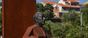 El pueblo portugués que rinde homenaje a Borges hasta en la avenida principal