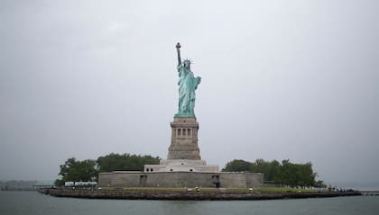 La Estatua de la Libertad, cuyo nombre original es 'La Liberté éclairant le monde' ('La Libertad iluminando el mundo'), fue concebida por el político francés Edouard de Laboulaye y diseñada por el artista francés Auguste Bartholdi