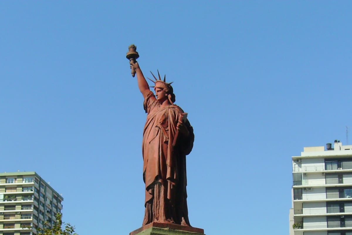 Réplica a escala de la estatua donada por Francia a los Estados Unidos
