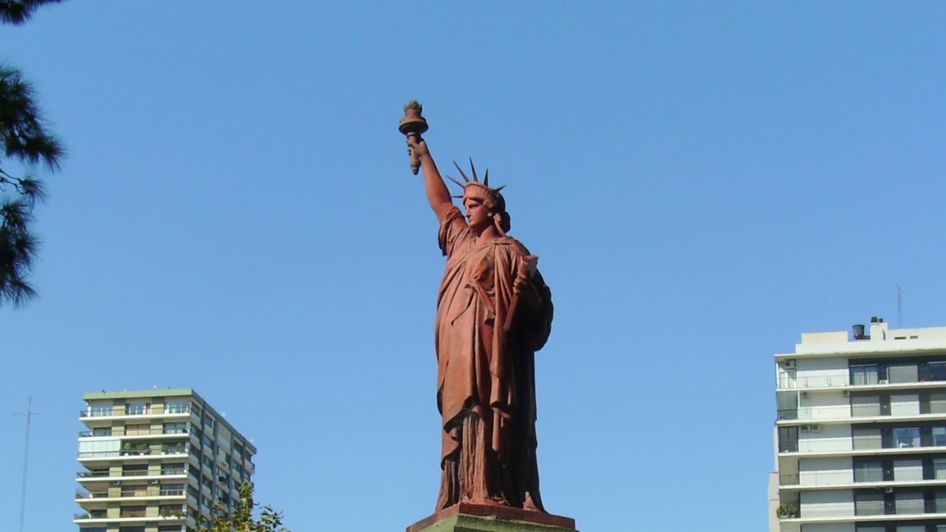 Réplica a escala de la estatua donada por Francia a los Estados Unidos