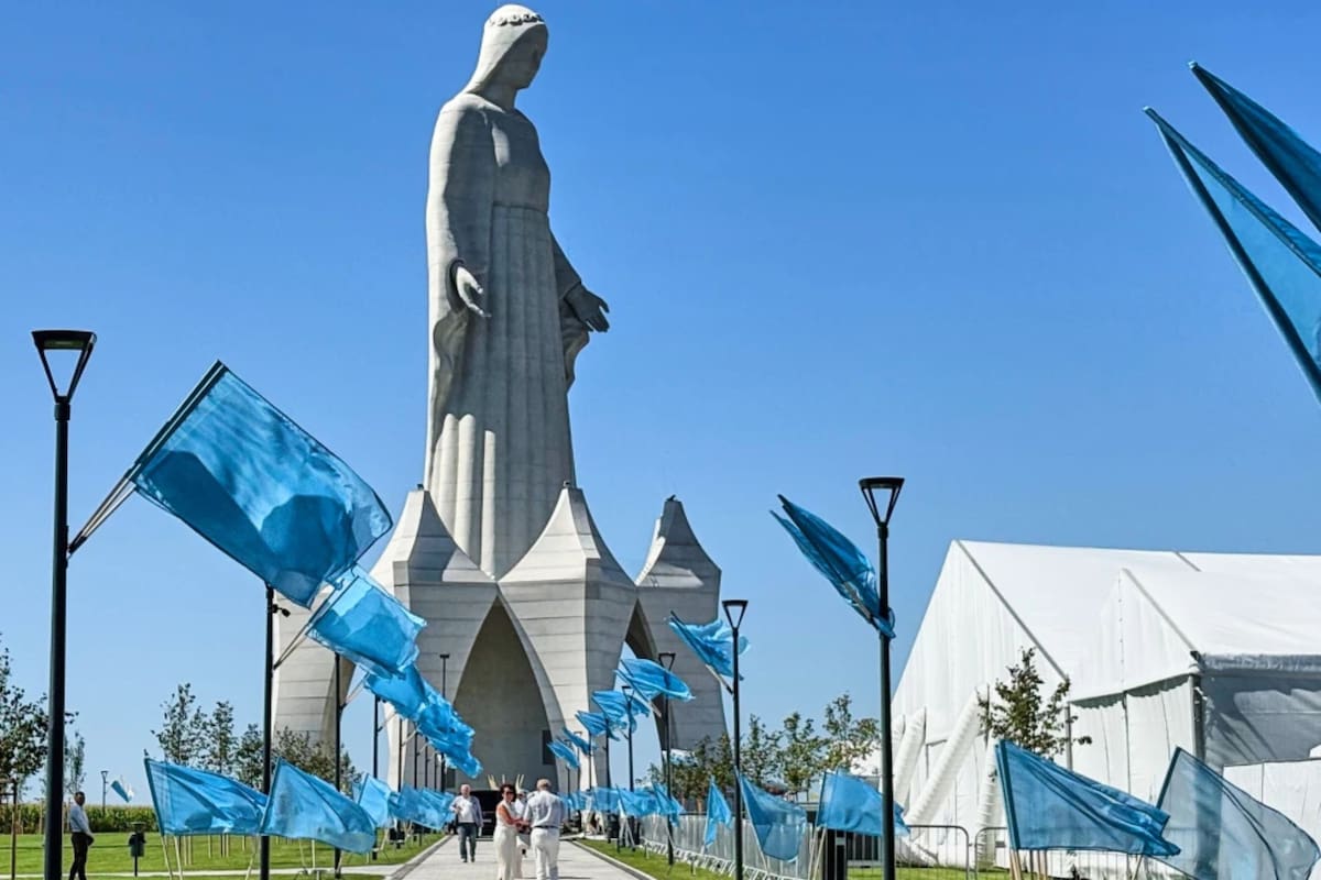 La estatua de la Virgen María en Konotopie, Polonia