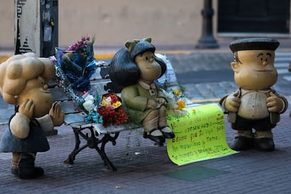 En la esquina porteña de Chile y Defensa, junto a una estatua de Mafalda y sus amigos, los admiradores despidieron con cariño al dibujante y gestaron un santuario improvisado