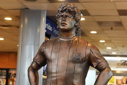 La estatua de Maradona ya está instalada en Ezeiza