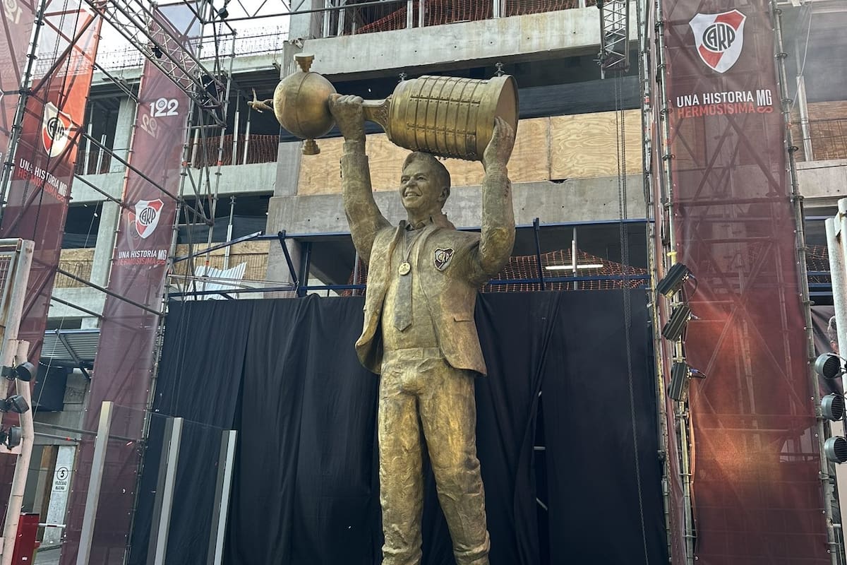 La estatua de Marcelo Gallardo en la puerta del Monumental, y el llamativo tamaño de sus genitales