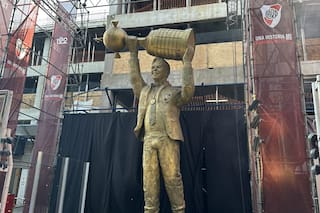 La fuerte reacción de Rodolfo D’Onofrio por el detalle de la estatua de Gallardo