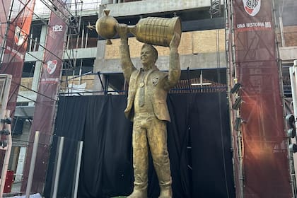 La estatua de Marcelo Gallardo en la puerta del Monumental, el DT más ganador de la historia de River: conquistó 14 títulos en 8 años