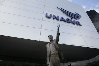 La estatua de Néstor Kirchner de la sede de la Unasur en Ecuador