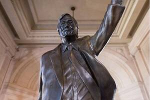 La estatua de Néstor Kirchner que fue de Quito al CCK, y de allí, a Quilmes, donde el sábado será presentada nuevamente