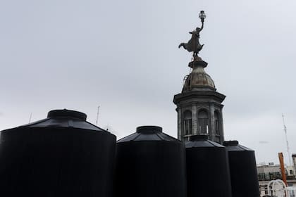 La estatua de Palas Atenea en el Edificio La Prensa