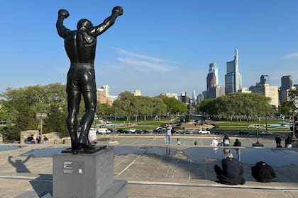 La estatua de Rocky afuera del Museo de Arte de Filadelfia el 22 de abril del 2026. (AP foto/Tassanee Vejpongsa)