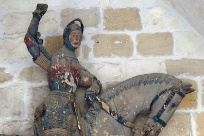 La estatua de San Jorge antes de la restauración; es una figura tallada en madera en el siglo XVI, y que está guardada en la iglesia de San Miguel de Estella