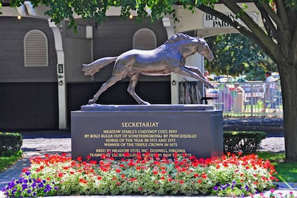 La estatua de Secretariat en Belmont Park, inspirada en una acción del caballo en la Triple Corona de 1973