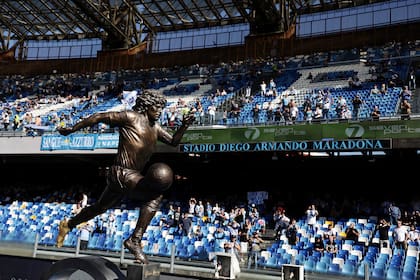 La estatua de una leyenda, Diego Maradona, a la salida de los vestuarios en el estadio que lleva el nombre del argentino en Nápoles.