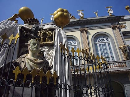 La figura de Salvador Dalí está presente en el pueblo a través de monumentos que recuerdan su vínculo con la zona
