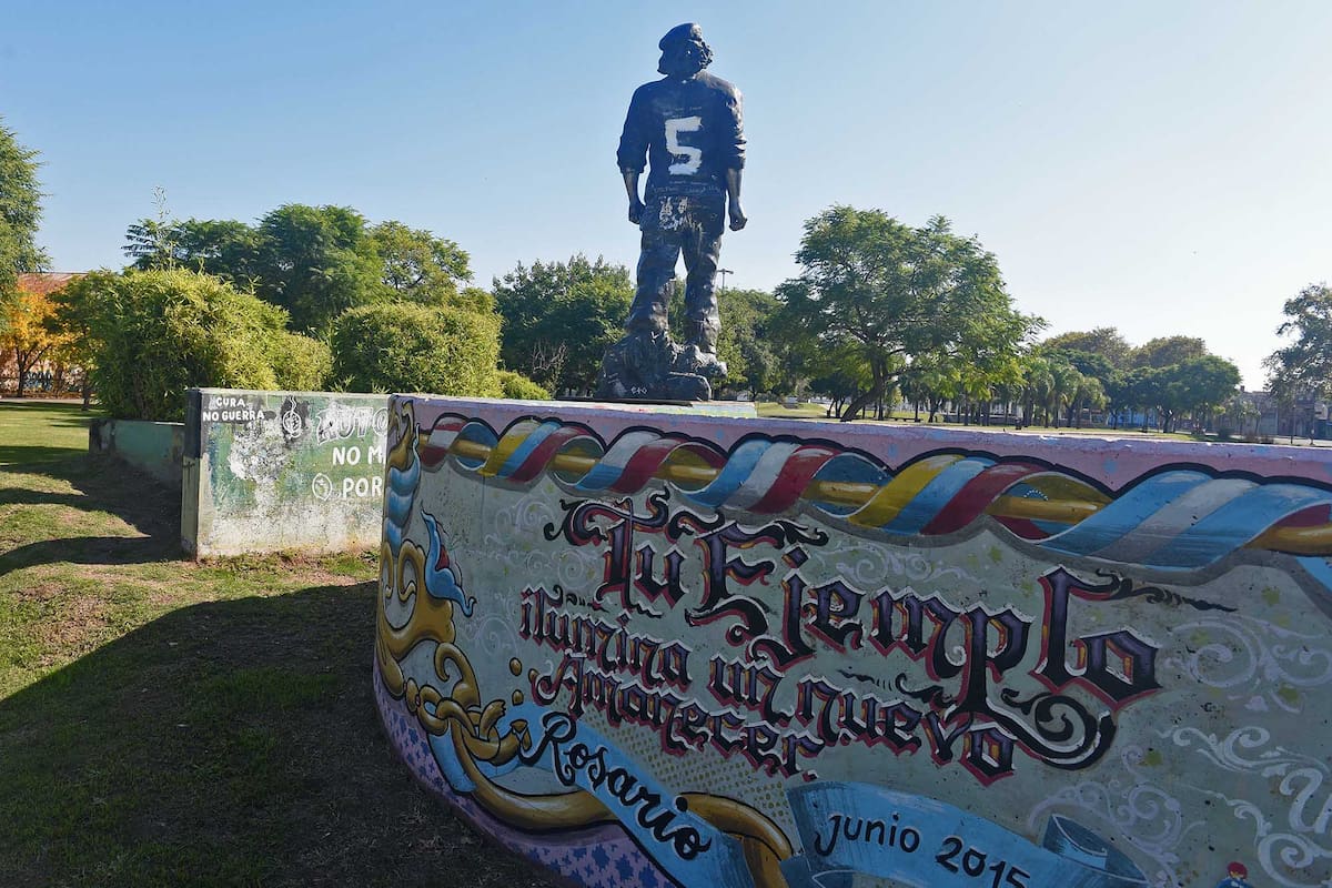 La estatua del "Che" está situada en los terrenos del Parque Yrigoyen, a una cuadra del Estadio Gabino Sosa, en Rosario