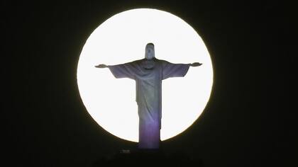 La estatua del Cristo Redentor enmarcada por una superluna en Río de Janeiro, Brasil.