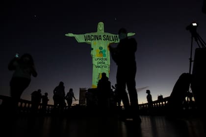 La estatua del Cristo Redentor luce iluminada el sábado 15 de mayo de 2021 con un mensaje que dice en portugués: "La vacunación salva; unidos por la vacuna", exhortando a las personas a que se inoculen contra el COVID-19, en Río de Janeiro, Brasil. (AP Foto/Bruna Prado)