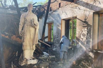 La estatua del poeta Hryhorii Skovoroda sobrevivió de milagro a la destrucción del museo en su honor
