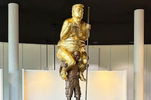 La estatua dorada de Trump desnudo y sobre otro hombre que exhibieron en el Parlamento Europeo