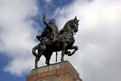 La estatua ecuestre a Carlos María de Alvear, cuando estaba cubierto de negro