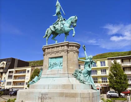 La estatua ecuestre de San Martín en Boulogne-sur-Mer fue inaugurada en 1909
