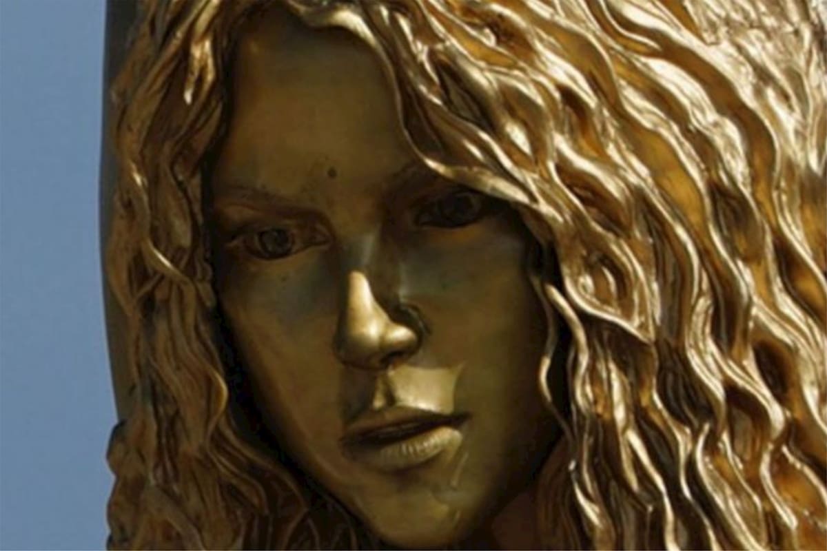 La estatua está en Barranquilla, Colombia