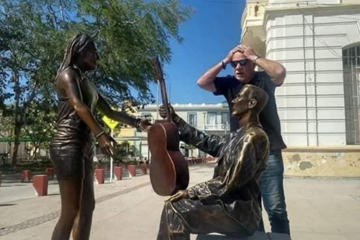 La estatua está ubicada en la plaza central de la localidad de Ciénaga, municipalidad de Magdalena