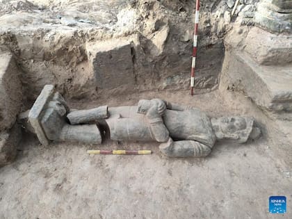 La estatua estaba enterrada bajo tierra, aproximadamente 80 centímetros (Xinhua/ANA)