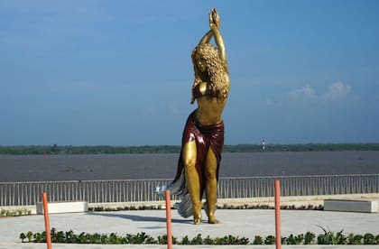 La estatua fue realizada por el artista local Yino Márquez