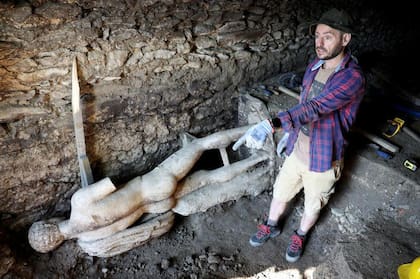 La estatua hallada es de mármol y mide dos metros de alto