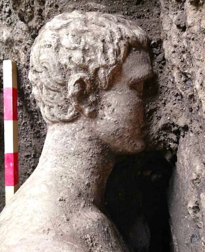La estatua representa al dios griego Hermes, hijo de Zeus, considerado para los romanos como Mercurio