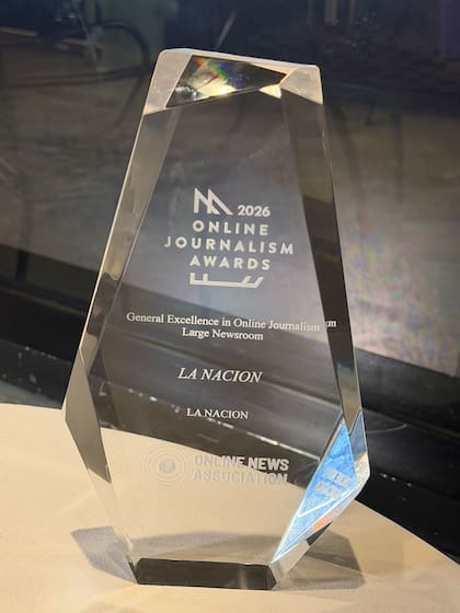 La estatuilla del premio máximo a la Excelencia Periodística en la plataforma digital otorgado por la Online News Association