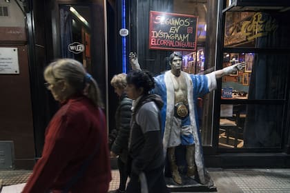 La estatura de Rodrigo Bueno, en la entrada del lugar