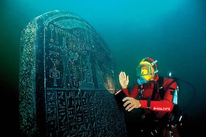 La estela hallada en Thonis-Heracleion es ás antigua aún que la legendaria piedra de Rosetta