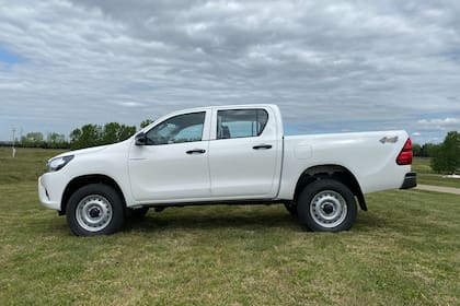 La estética es simple y sin lujos en la Toyota Hilux DX