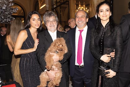La estilista Juliana Blanco (con vestido de Alaïa), Eduardo Cohen con su perro Tinto, Nicolás Caputo y Cindy Teperman (con diseño Tom Ford y minibolso Chanel).