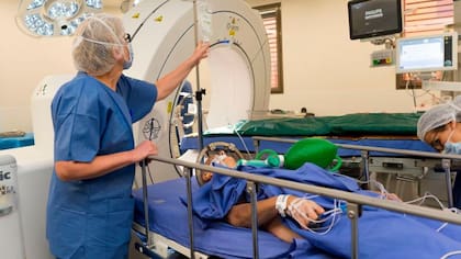La estimulación cerebral profunda implica una operación quirúrgica para implantar cables en el cerebro, conectados a un generador de pulsos que generalmente se inserta en la parte superior del pecho.