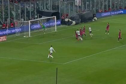 La estirada de Armani para salvar a River a los 95 minutos en Santiago