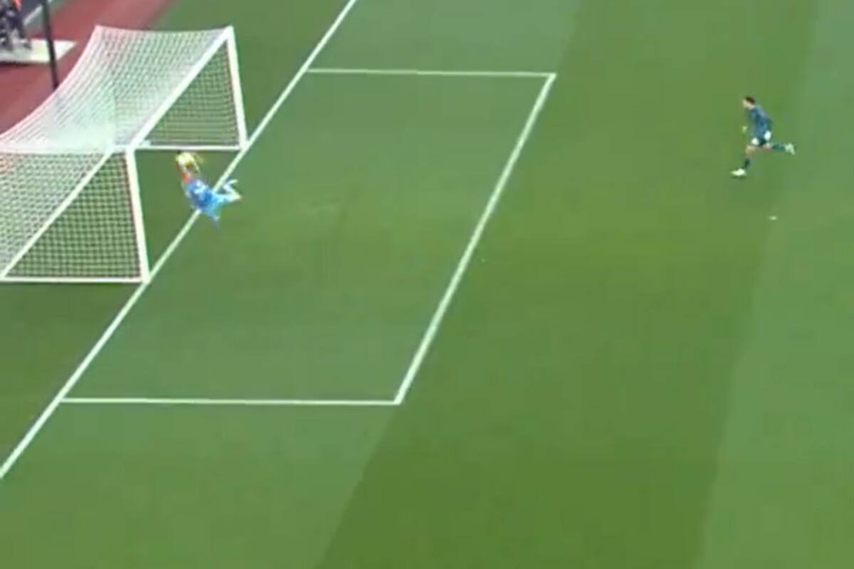 La estirada de Dibu Martínez, decisiva para rechazar el remate de Kluivert