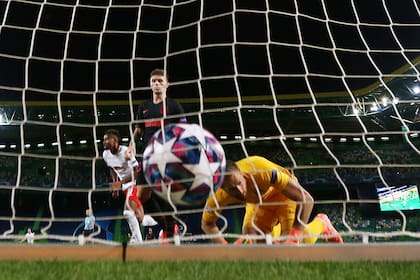 La estocada final de RB Leipzig: Taylor Adams inicia la corrida del festejo, mientras Jan Oblak sufre el 2-1 que eliminará al Atlético de Madrid