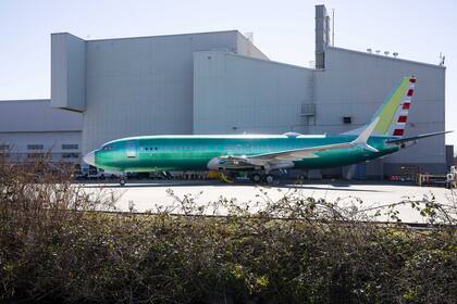 La estrategia de Boeing de seguir actualizando el avión en vez de comenzar desde cero, proporcionaba ventajas competitivas, como evitar las costosas capacitaciones a pilotos