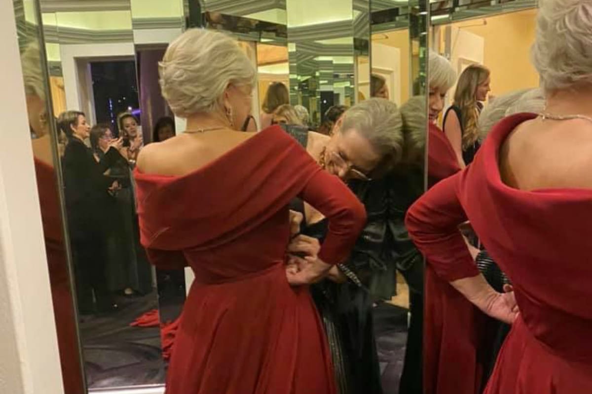 La estrella de El diablo viste a la moda ayudó a componer el vestido a su colega británica Hellen Mirren