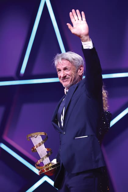 La estrella
de Hollywood con el premio que recibió por su trayectoria artística.