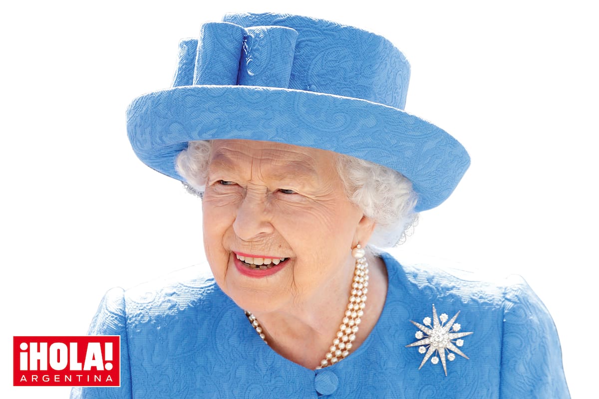 LA ESTRELLA DE JARDINE. Era uno de los predilectos de Isabel. Según el libro The Queen’s Jewels, en 1981, Lady Jardine –de la cual no hay mucha información ni se sabe a qué familia pertenecía– le dejó de regalo a la Reina este broche de diamantes, de ocho puntas, que data de los finales de la época victoriana. La monarca solía elegirlo para acontecimientos de alta exposición como la misa de Navidad, el discurso que daba en las fechas especiales de fin de año e incluso, lo llevó durante la celebración del Jubileo de Diamantes en 2012.