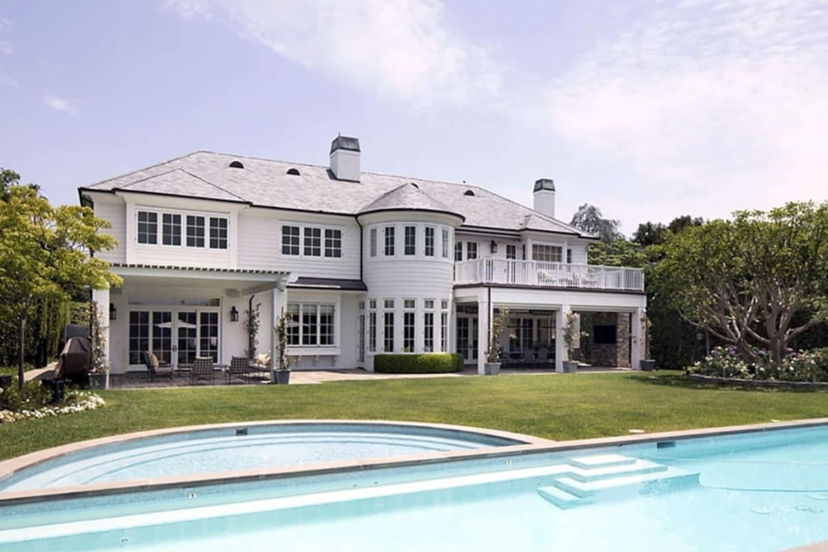La estrella de la NBA puso en venta su vieja residencia porque se mudó a otra en Beverly Hills. Crédito: Backgrid