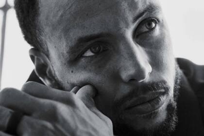 La estrella de la NBA se asoció con dos veteranos de Silicon Valley para relanzar la compañía de asistentes digitales y presentar un nuevo teléfono inteligente de tamaño reducido