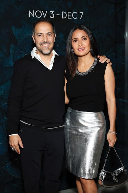 La estrella de la película "Frida" posó con su hermano vestida con una falda tuvo metalizada, top con detalles también en tono metálicos y cartera haciendo juego.