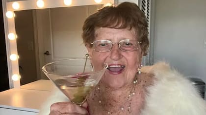 La estrella de TikTok Lillian Droniak, de 96 años, es más conocida como "Grandma Droniak" por sus 15,1 millones de seguidores