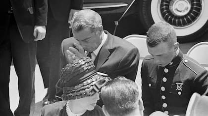 La estrella del béisbol Joe DiMaggio, que fue el segundo marido de Marilyn Monroe, se mostró muy afectado por la muerte de la actriz.